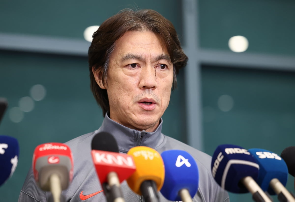 赛前寒暄，德利赫特、齐尔克泽与穆西亚拉等前拜仁队友重聚