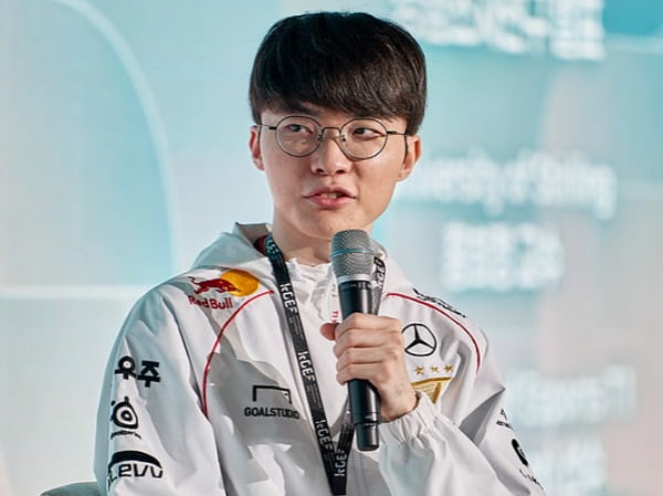 每体：弗里克认为莱万能在巴萨踢到第五年，莱万也想继续留下