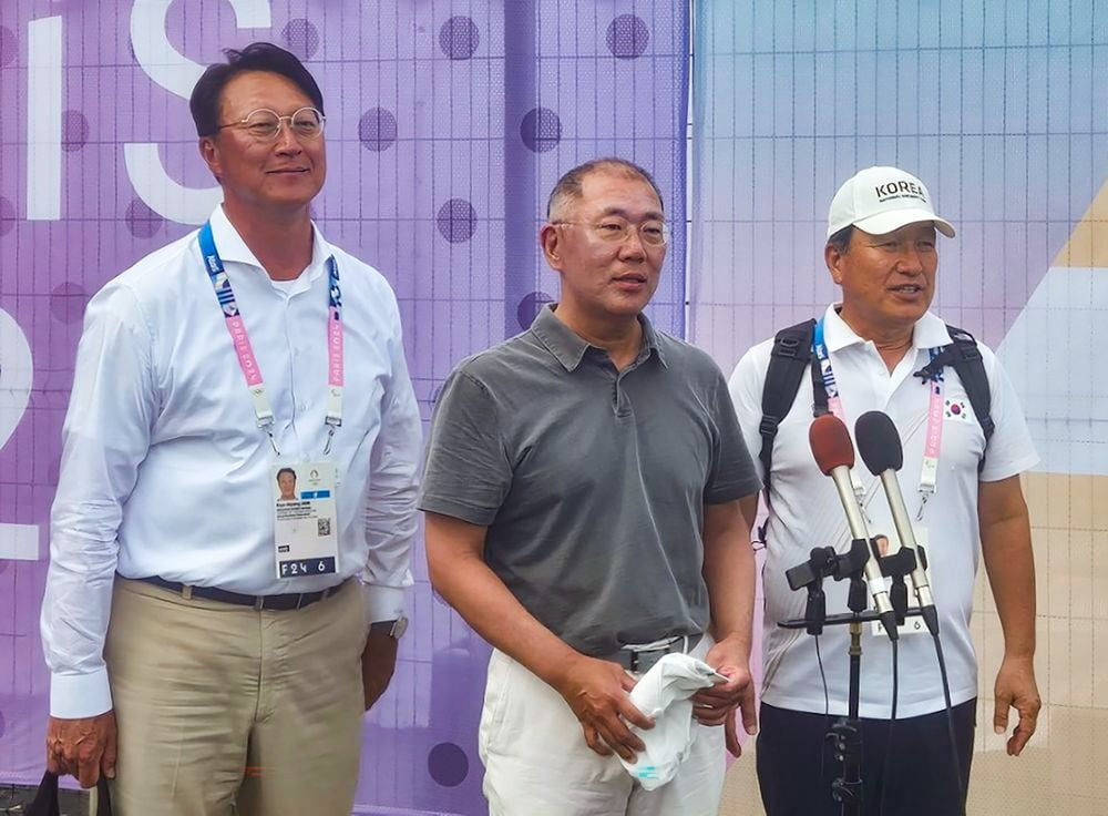 抢戏！临近补时主裁设备出现问题 曼联客战维拉被迫暂停