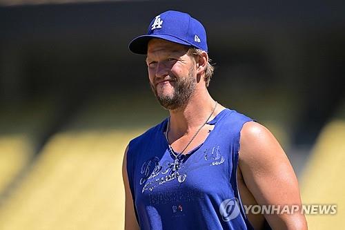 整活儿？库兹马晃倒本-西蒙斯后自信出手三分 差点三不沾