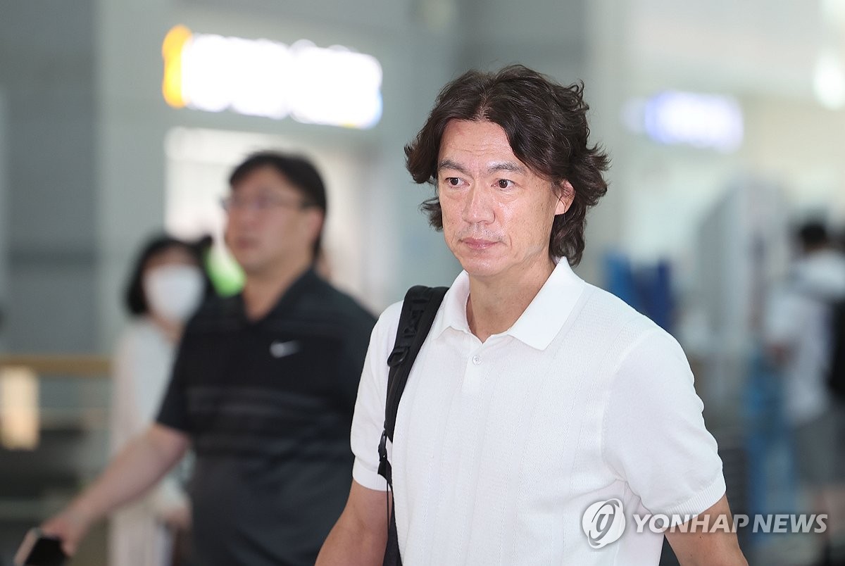 福冈黄蜂官方：球队正式签下鹿岛中场名古新太郎