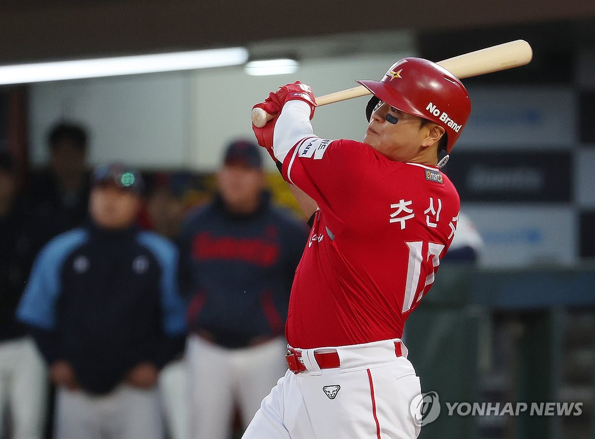 日本门将铃木彩艳意甲染红 出击踢倒对手两黄变一红