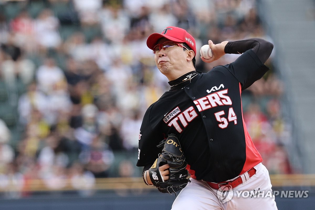 莱万：曼联应对齐尔克泽更有耐心，他能力很强会回报信任