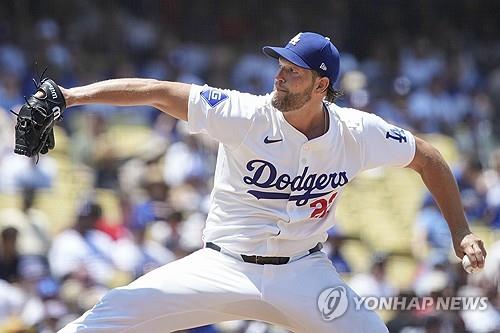 抢戏！临近补时主裁设备出现问题 曼联客战维拉被迫暂停